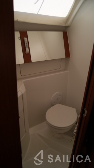 Oceanis 37 - Yacht Charter Sailica