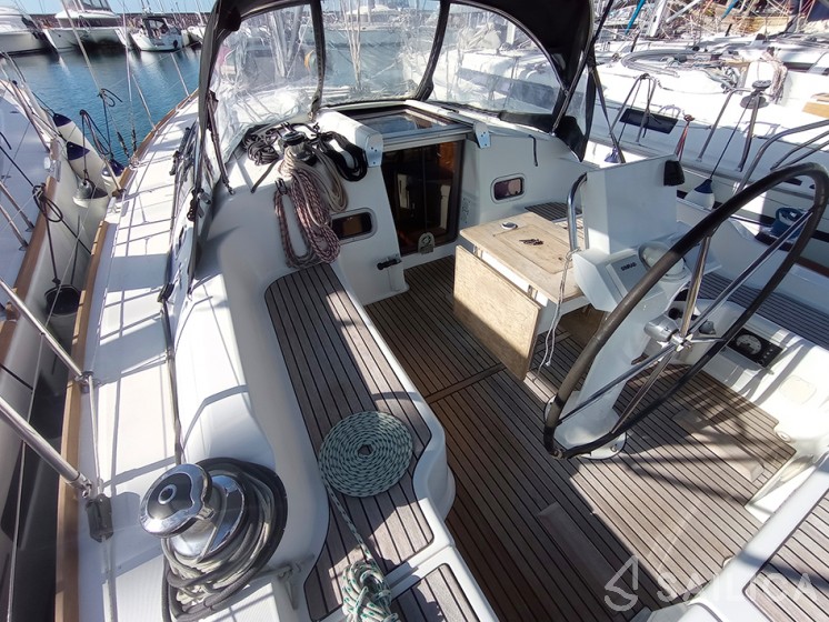 Oceanis 37 - Yacht Charter Sailica