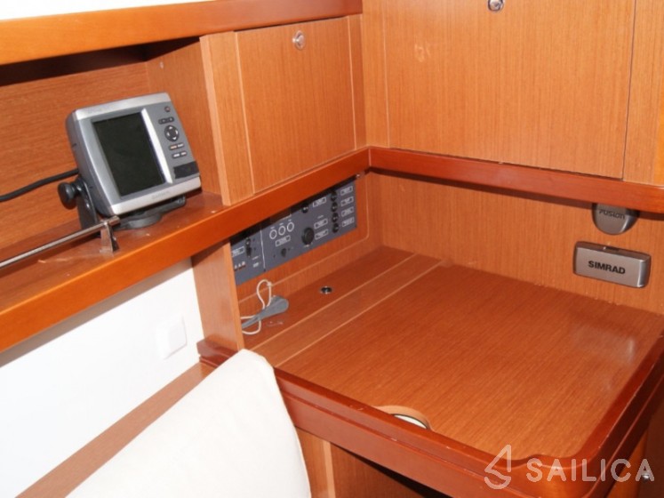 Oceanis 37 - Yacht Charter Sailica