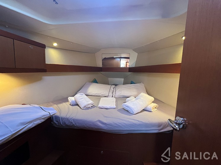 Oceanis 37 - Yacht Charter Sailica