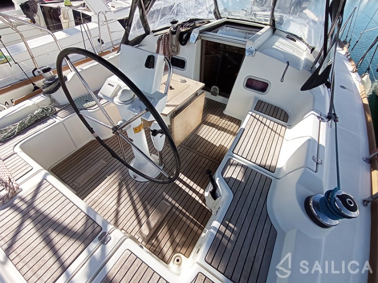 Oceanis 37 - Yacht Charter Sailica