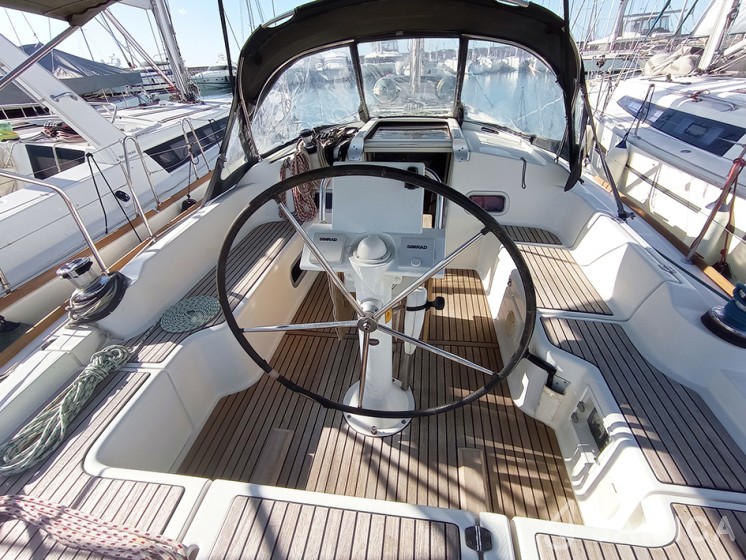 Oceanis 37 - Yacht Charter Sailica