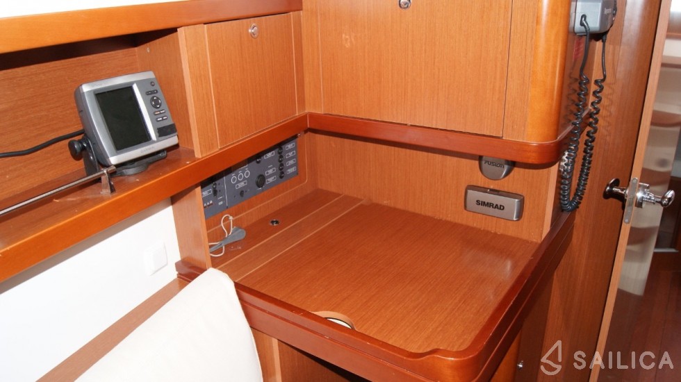 Oceanis 37 - Yacht Charter Sailica