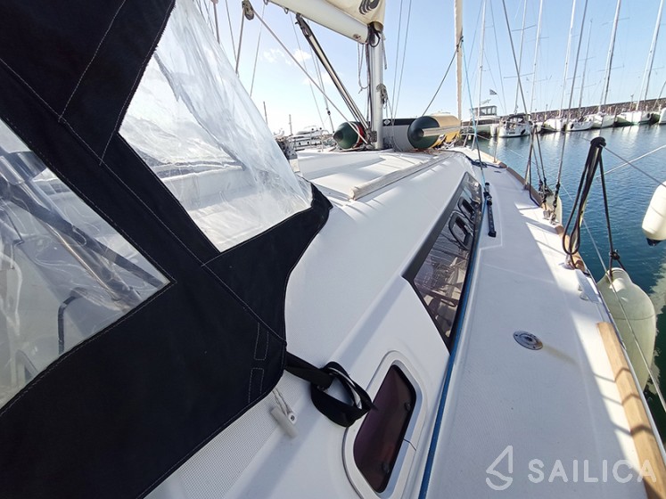 Oceanis 37 - Yacht Charter Sailica