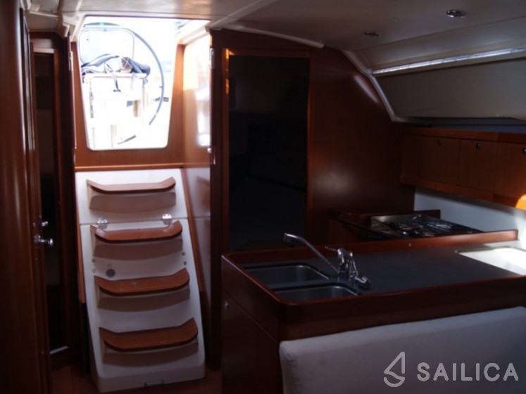 Oceanis 37 - Yacht Charter Sailica