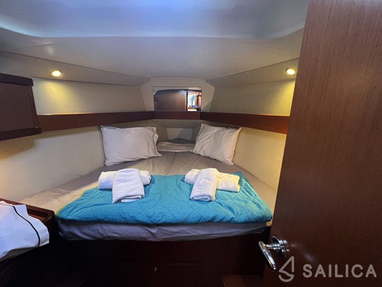 Oceanis 37 - Yacht Charter Sailica