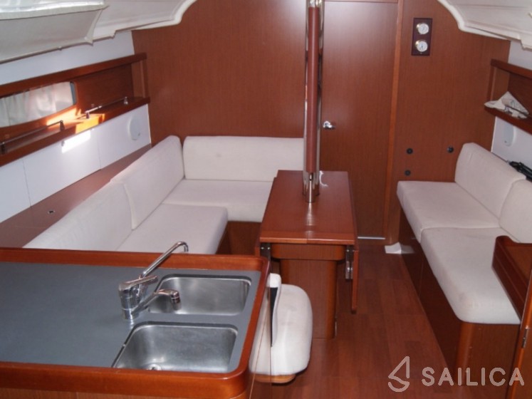 Oceanis 37 - Yacht Charter Sailica