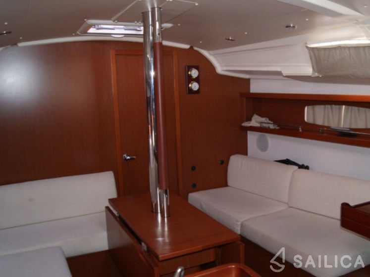 Oceanis 37 - Yacht Charter Sailica