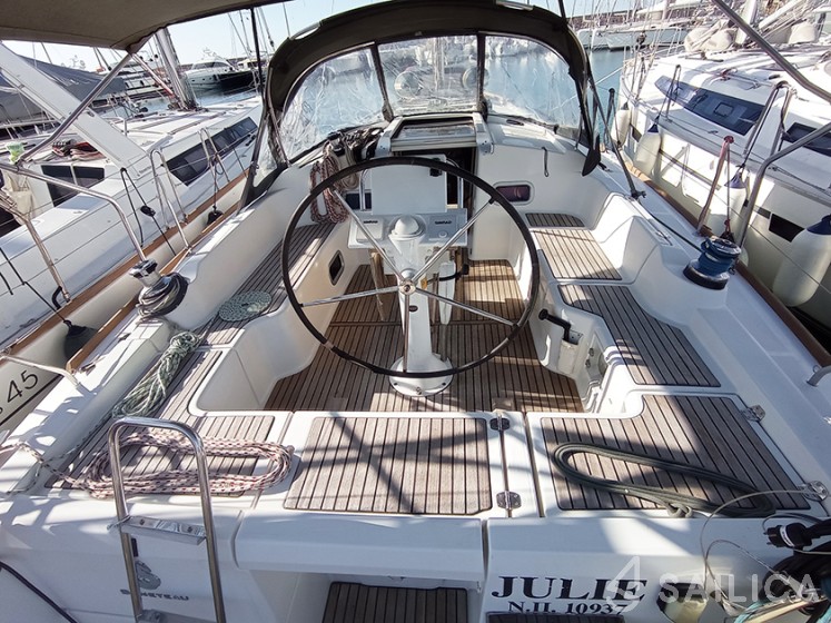 Oceanis 37 - Yacht Charter Sailica