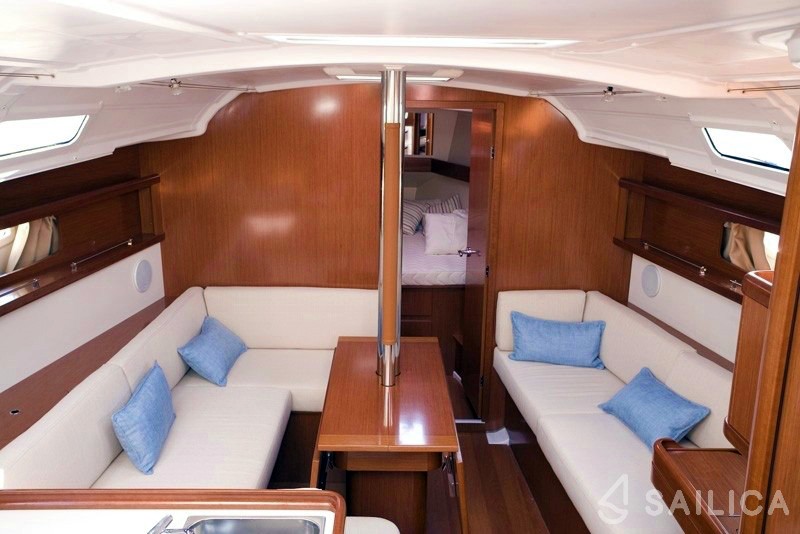 Oceanis 37 - Yacht Charter Sailica