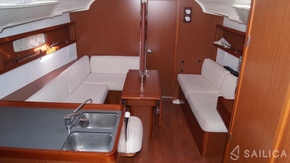 Oceanis 37 - Yacht Charter Sailica