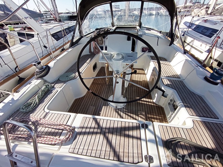 Oceanis 37 - Yacht Charter Sailica
