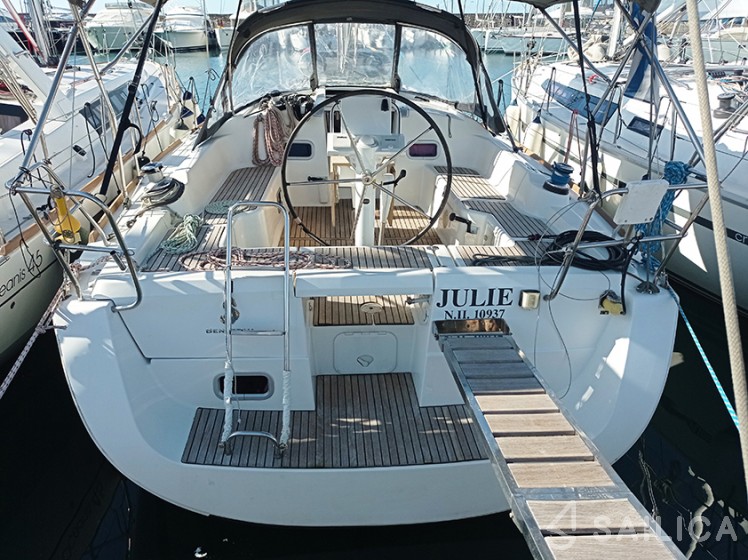 Oceanis 37 - Yacht Charter Sailica