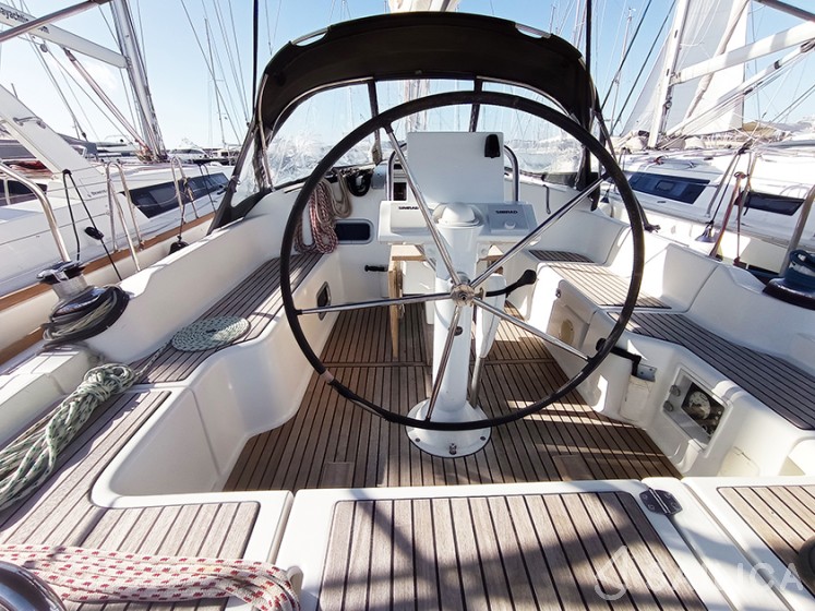 Oceanis 37 - Yacht Charter Sailica