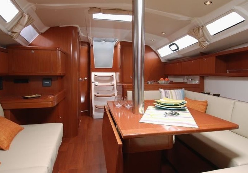 Oceanis 37 - Yacht Charter Sailica