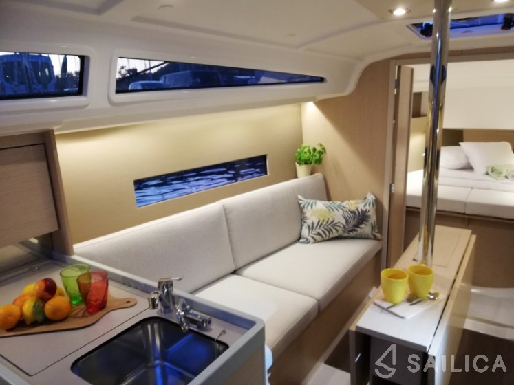 Oceanis 30.1 - Yacht Charter Sailica