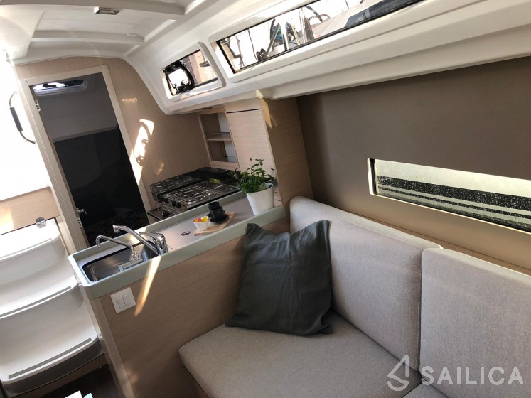 Oceanis 30.1 - Yacht Charter Sailica