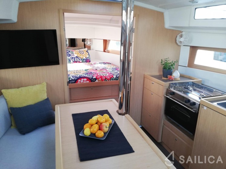 Oceanis 30.1 - Yacht Charter Sailica