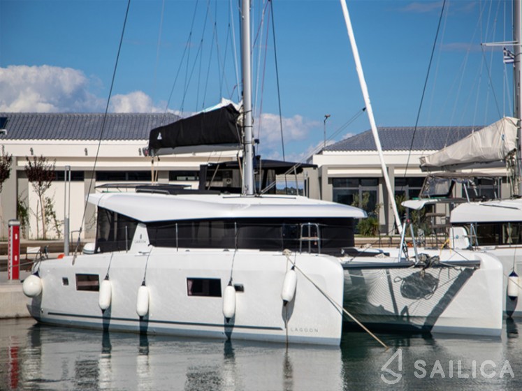 Lagoon 42 - Yacht Charter Sailica