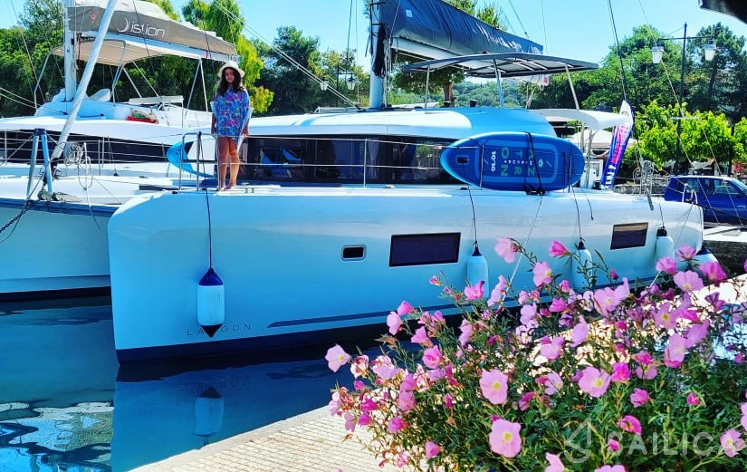 Lagoon 42 - Yacht Charter Sailica