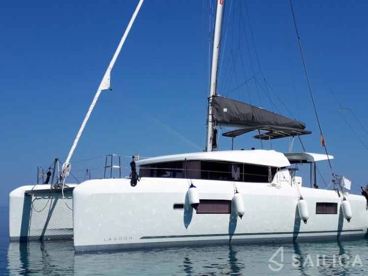 Lagoon 42 - Yacht Charter Sailica