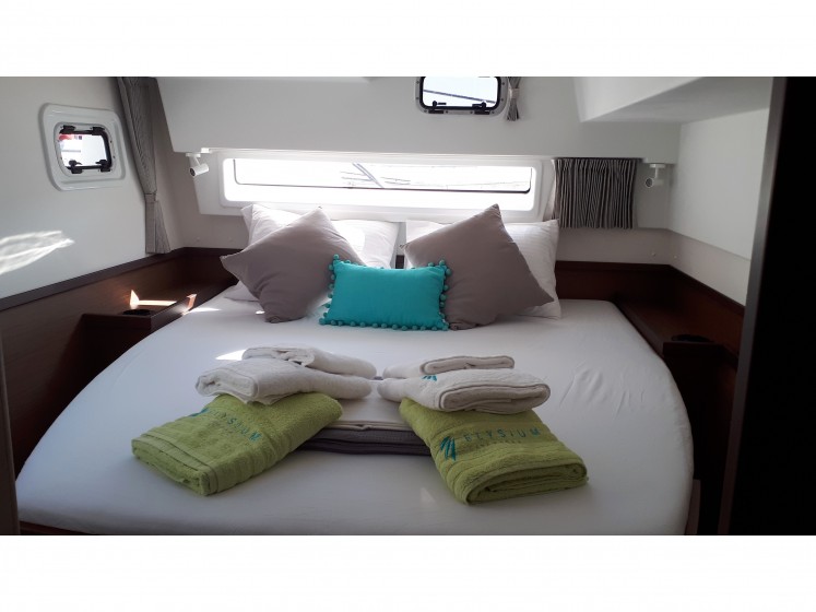 Lagoon 42 - Yacht Charter Sailica