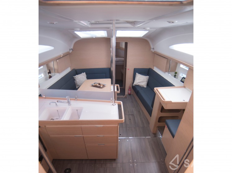 Oceanis 40.1 - Yacht Charter Sailica