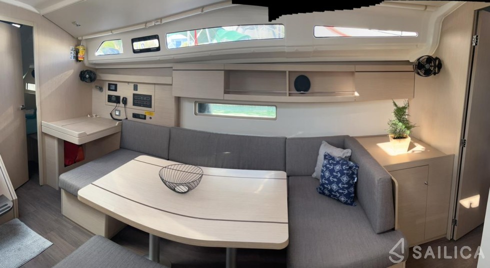 Oceanis 40.1 - Yacht Charter Sailica