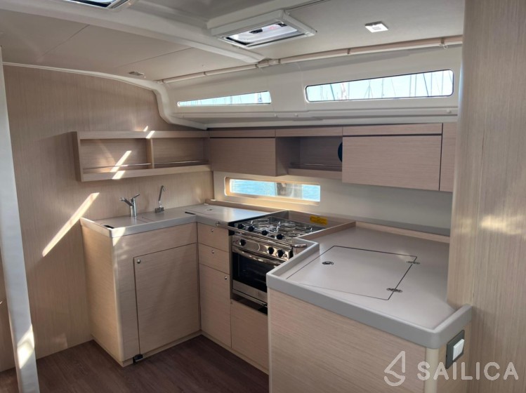 Oceanis 40.1 - Yacht Charter Sailica