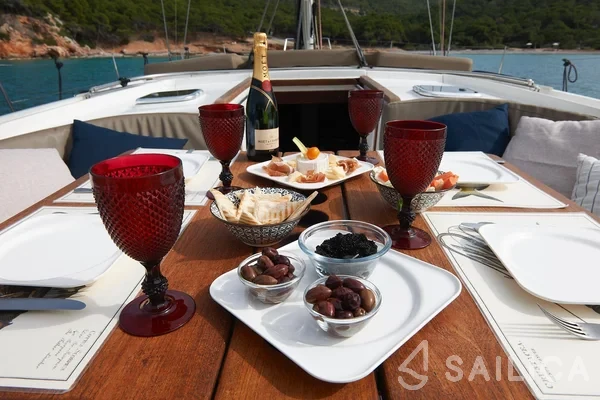 Hanse 540e - Yacht Charter Sailica