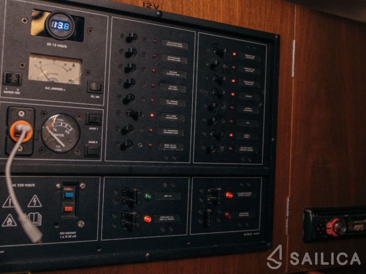 Oceanis 411 Clipper - Yacht Charter Sailica