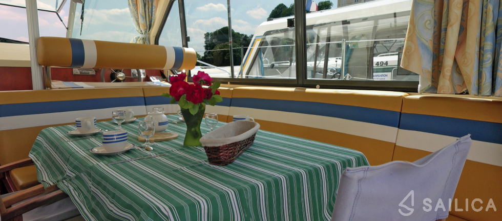 Sedan 1170 - Yacht Charter Sailica