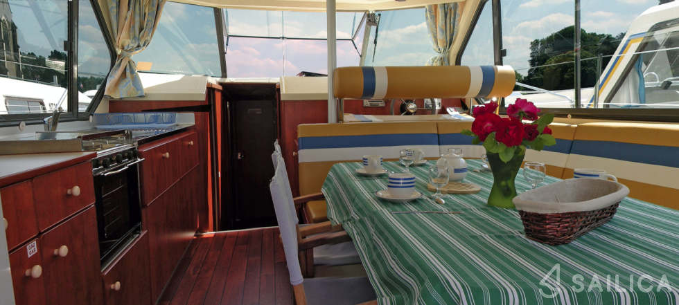 Sedan 1170 - Yacht Charter Sailica