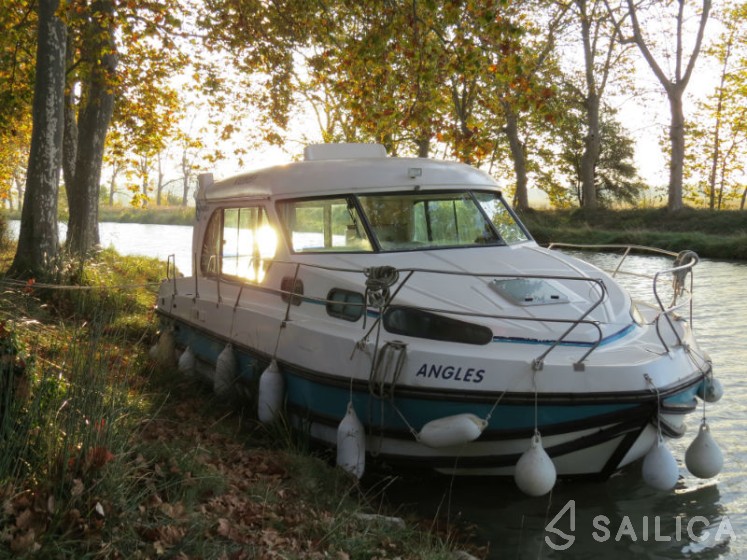 Sedan 1010 - Yacht Charter Sailica