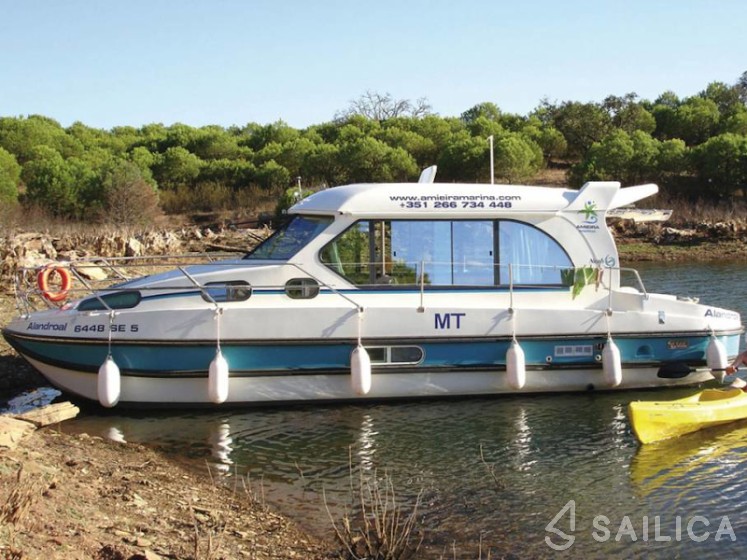 Sedan 1010 - Yacht Charter Sailica
