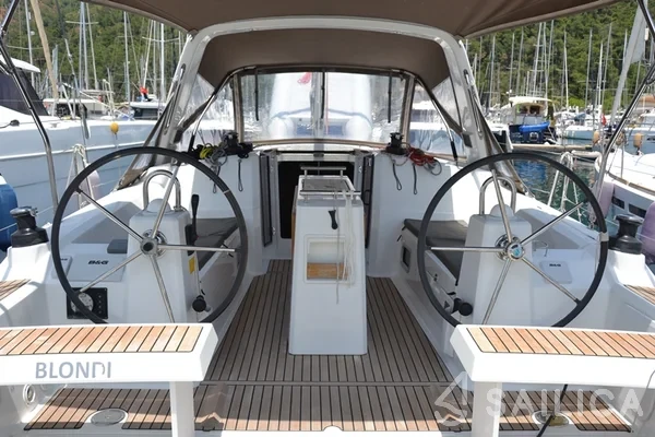 Oceanis 35 - Yacht Charter Sailica