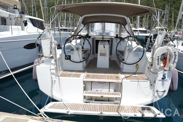 Oceanis 35 - Yacht Charter Sailica