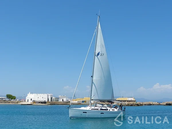 Bavaria 37 Cruiser - Yacht Charter Sailica