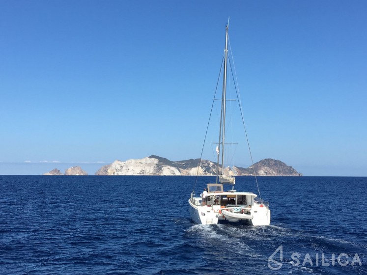 Lagoon 400 S2 - Yacht Charter Sailica