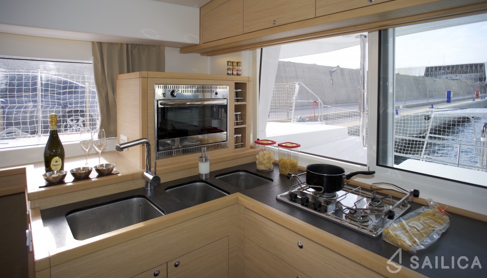 Lagoon 400 S2 - Yacht Charter Sailica