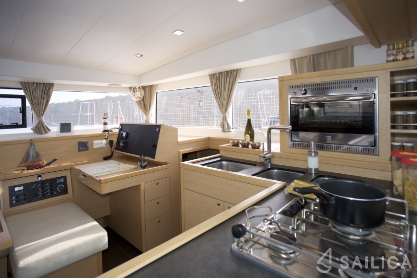 Lagoon 400 S2 - Yacht Charter Sailica