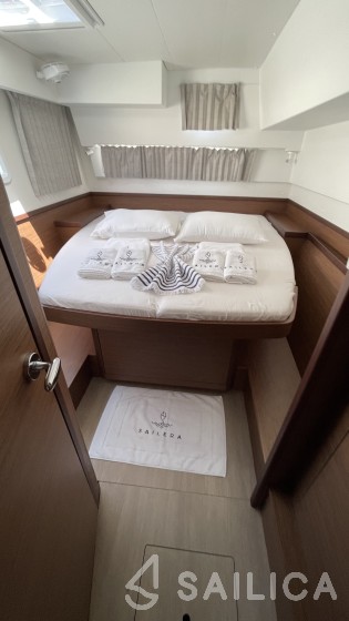 Lagoon 42 - Yacht Charter Sailica