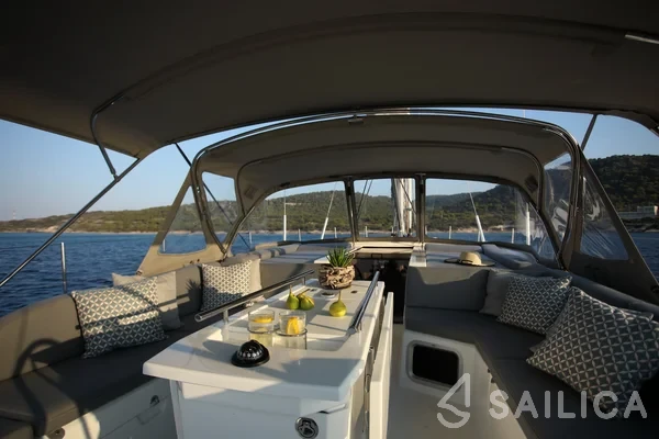 Oceanis 51.1 - Yacht Charter Sailica