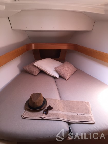Sun Odyssey 42i - Yacht Charter Sailica