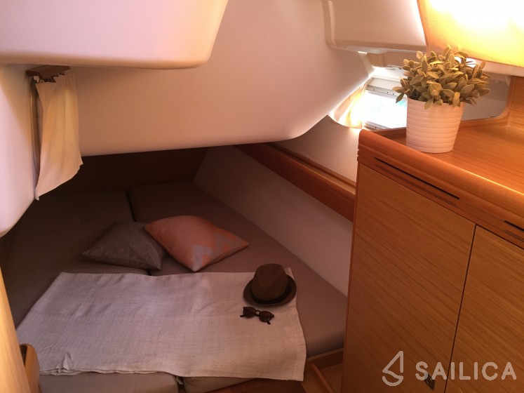 Sun Odyssey 42i - Yacht Charter Sailica