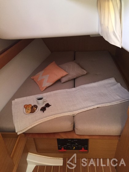 Sun Odyssey 42i - Yacht Charter Sailica