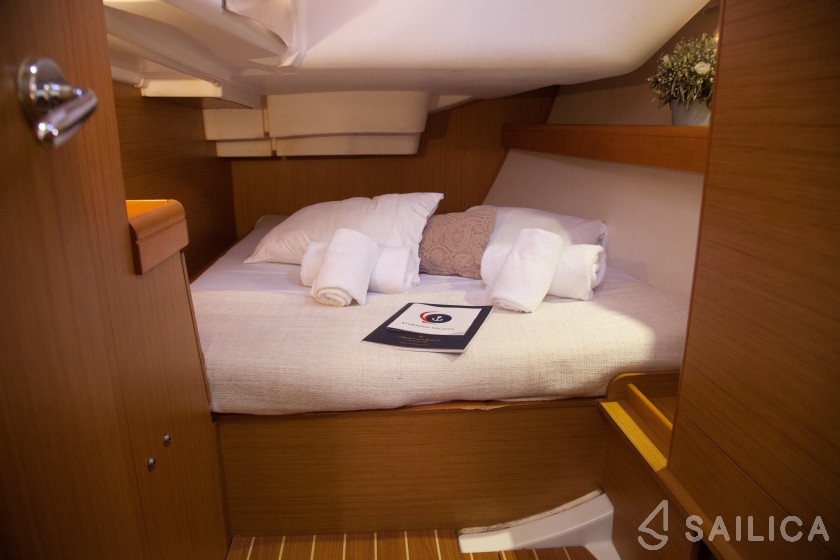 Sun Odyssey 42i - Yacht Charter Sailica