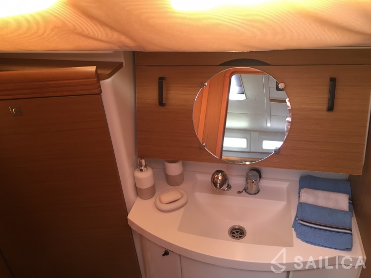 Sun Odyssey 42i - Yacht Charter Sailica