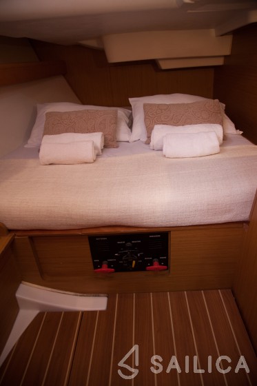 Sun Odyssey 42i - Yacht Charter Sailica
