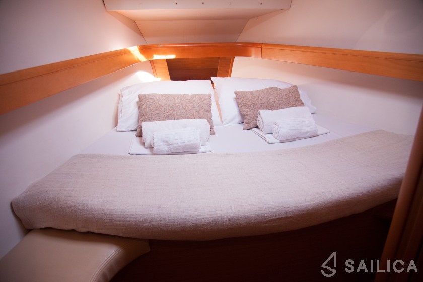 Sun Odyssey 42i - Yacht Charter Sailica